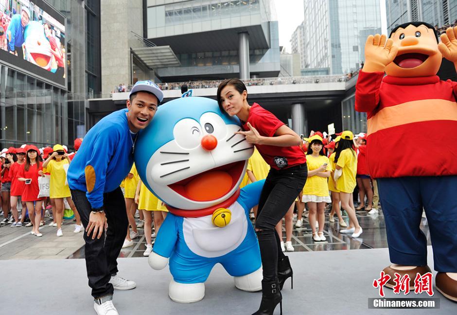 圖為何韻詩、周柏豪與哆啦A夢合影。