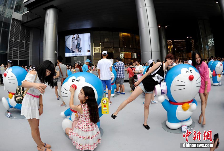 圖為成都民眾與哆啦A夢合影留念。
