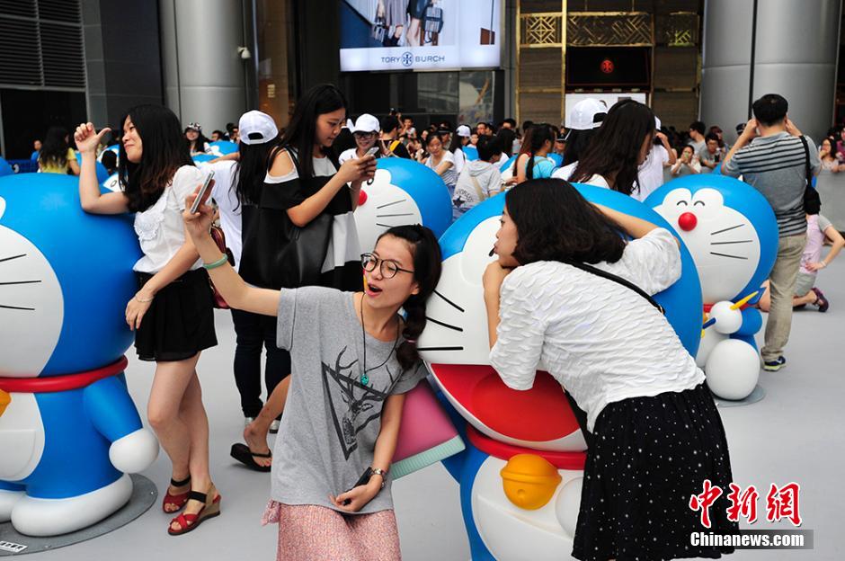 圖為成都民眾與哆啦A夢合影留念。