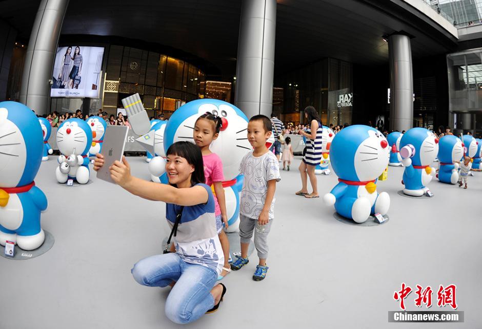 圖為成都民眾與哆啦A夢合影留念。