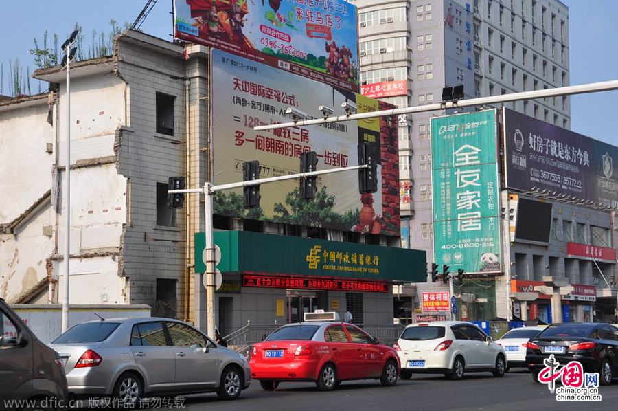 茶余飯后,人們談?wù)撟疃嗟木褪沁@座堅(jiān)挺的小樓。