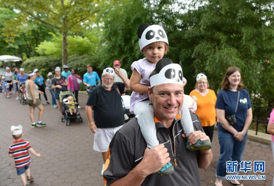 8月23日,在美國華盛頓的國家動物園,人們排隊參加大熊貓“寶寶”的慶生活動。