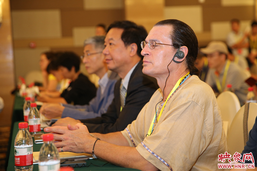 身著特色服飾的外國(guó)嘉賓。