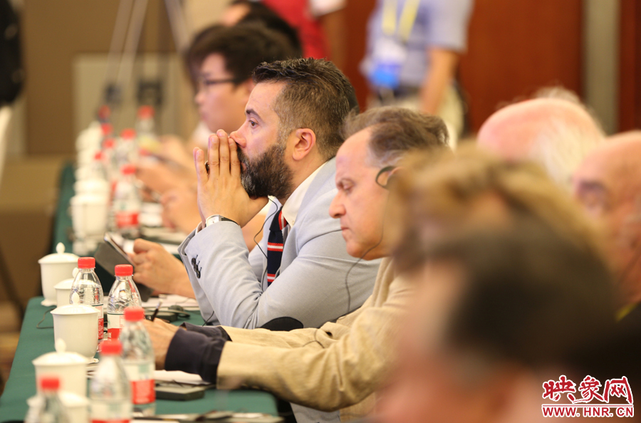 認(rèn)真聽講的外國(guó)嘉賓。