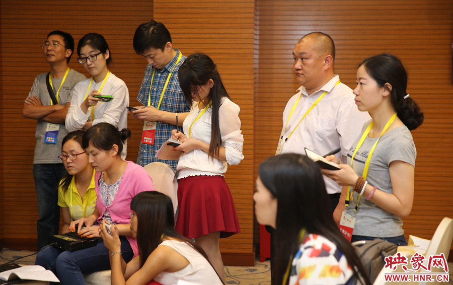  媒體記者集中采訪專家學(xué)者。