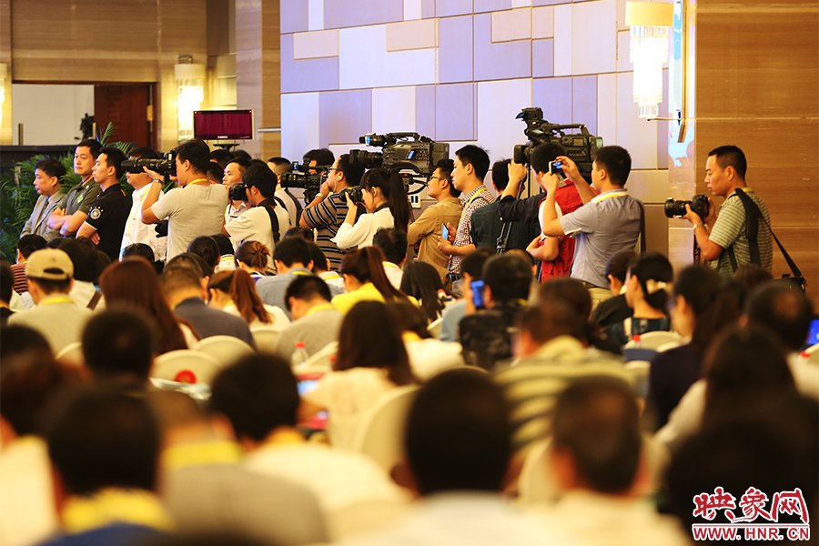 媒體聚焦嵩山論壇。