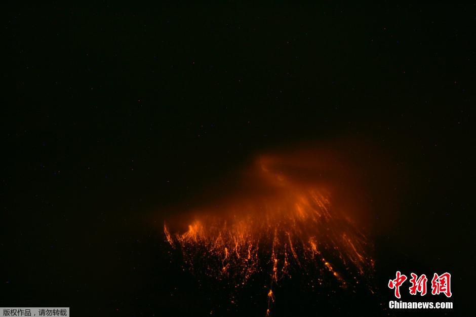 當?shù)貢r間8月24日，厄瓜多爾通古拉瓦火山噴發(fā)，熔巖噴出宛如末世。