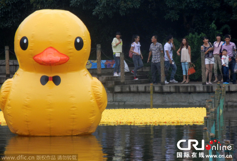 大黃鴨攜3萬只“鴨寶寶”集體亮相蘇州