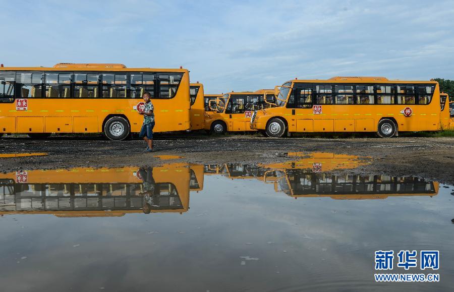 8月29日，溫嶺市城西街道芷勝莊村一名小男孩從閑置的校車邊走過。