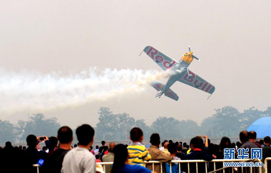 　9月13日，特技隊員在進行空中飛行表演。