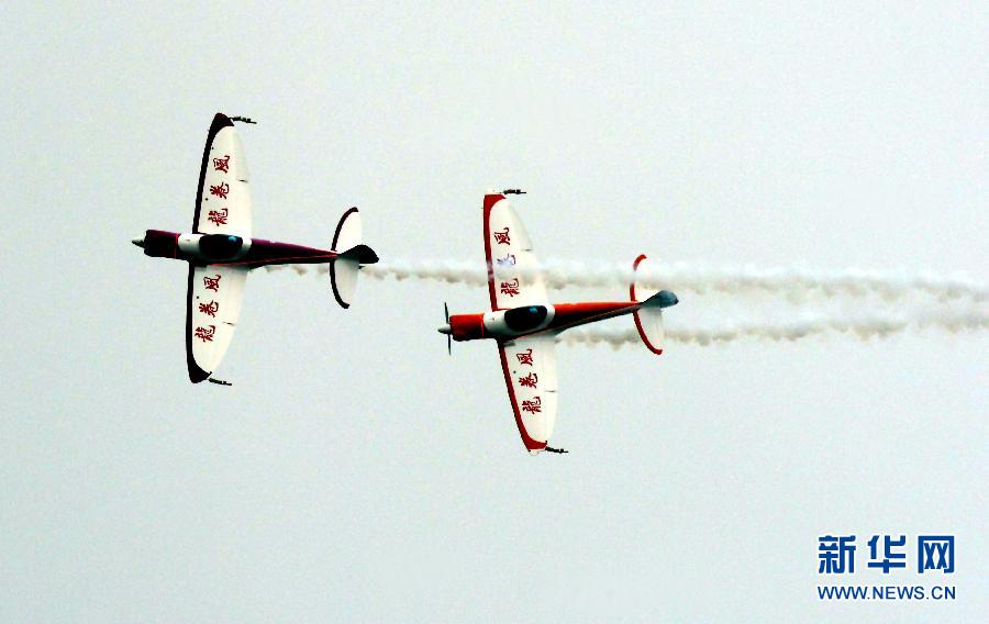 9月13日，特技隊員在進行空中飛行表演。