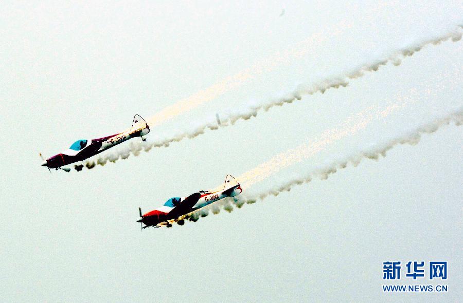 9月13日，特技隊員在進行空中飛行表演。