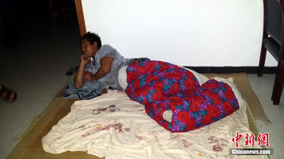 9月22日晚，在象山高塘島鄉(xiāng)的烏巖頭村的農(nóng)民安置點里，70多名外來務工人員正在休息。