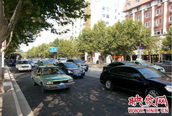 “無(wú)車(chē)日”仍有許多私家車(chē)主選擇開(kāi)車(chē)上路。