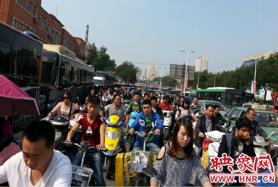 在一些易堵路段車(chē)輛仍然“寸步難行”。