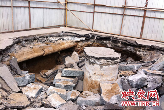 此次路面塌陷的直徑約為3米，深度有2米左右，坑內(nèi)布滿了碎石，路面下方20厘米左右。