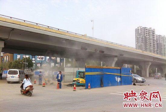 施工單位對(duì)塌陷處進(jìn)行路面切割，造成路面塵土飛揚(yáng)。