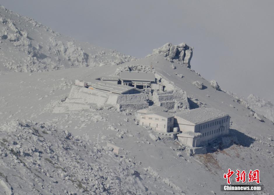 當(dāng)?shù)貢r(shí)間2014年9月27日，日本中部御岳山發(fā)生噴發(fā)，或已造成數(shù)人受傷。