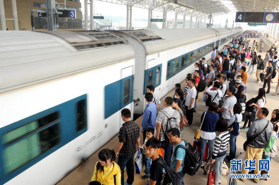 10月6日，在安徽銅陵火車(chē)站，大批旅客在站臺(tái)上等候乘車(chē)。