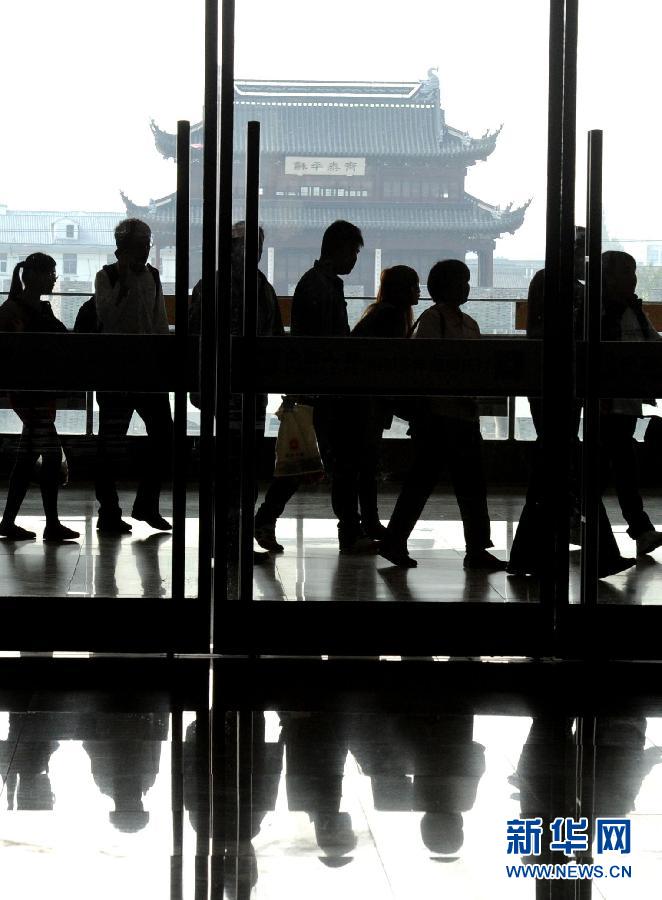 10月6日，旅客排隊(duì)進(jìn)入蘇州火車(chē)站二樓候車(chē)大廳。