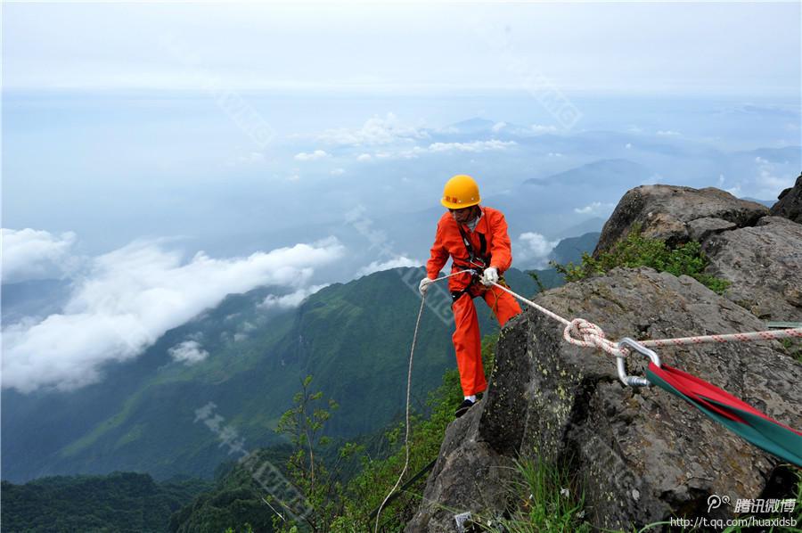 10月5日，峨眉山景區(qū)清潔工彭文才下到巖壁清理游客丟棄的垃圾。
