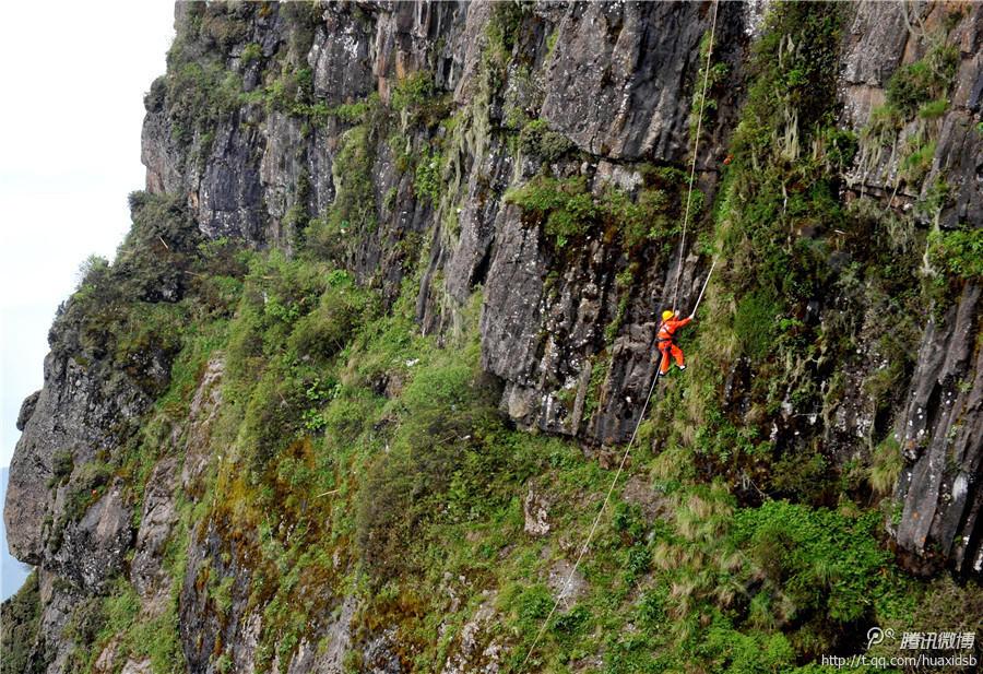在峨眉山金頂，彭文才是護(hù)欄以外和懸崖區(qū)域唯一的清潔工。