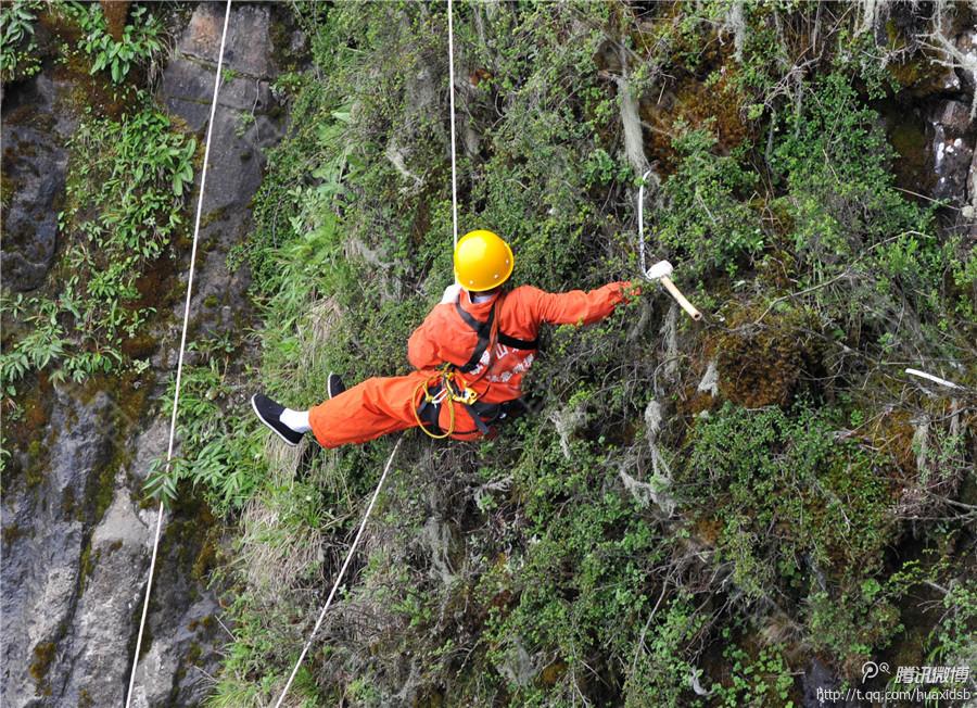 記者了解到，彭文才下到崖壁最深的地方有200多米，往返作業(yè)一次一般都在3小時(shí)左右，每年下崖80多次