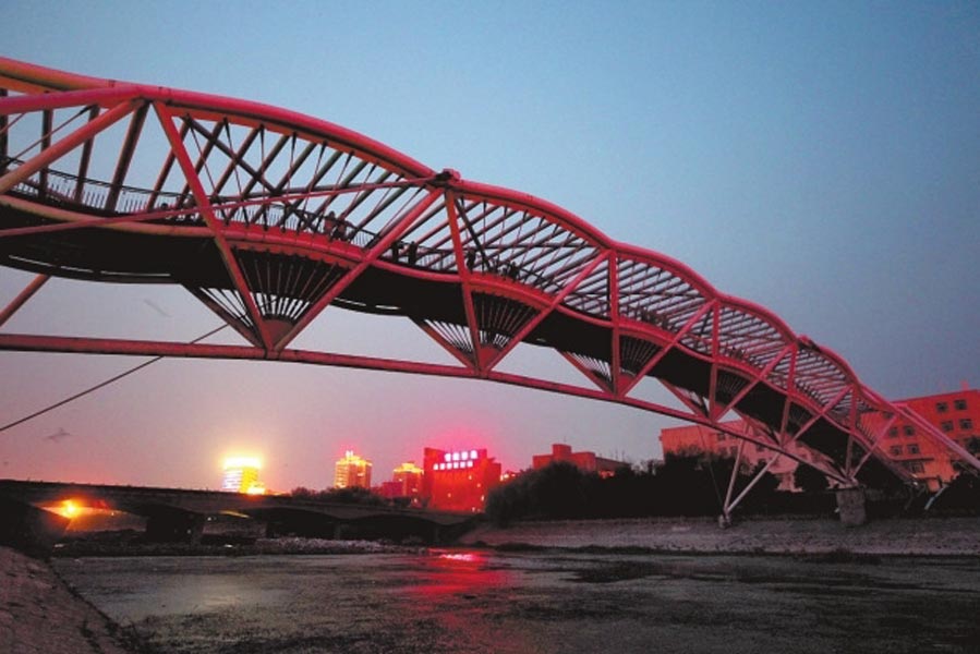 此前三座橋黑燈瞎火，許多人為此不敢從此過。