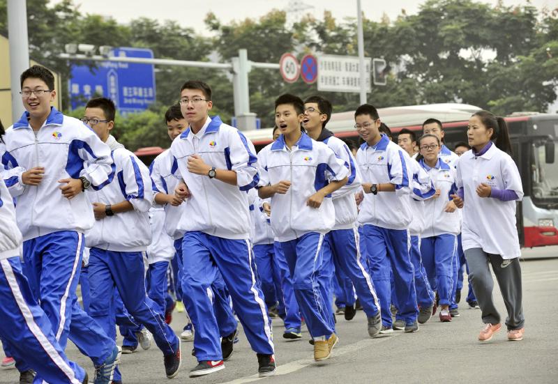 10月14日，成都七中萬(wàn)達(dá)學(xué)校實(shí)行三年跑六百公里才能畢業(yè)，現(xiàn)場(chǎng)學(xué)生開始長(zhǎng)跑。