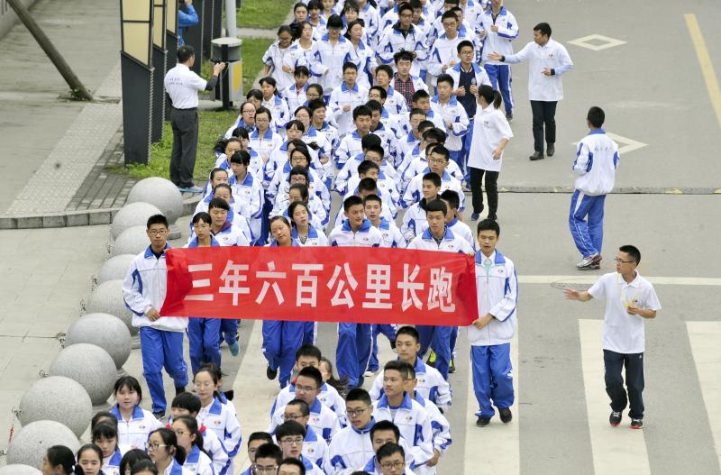 10月14日，成都七中萬(wàn)達(dá)學(xué)校實(shí)行三年跑六百公里才能畢業(yè)，現(xiàn)場(chǎng)學(xué)生開始長(zhǎng)跑。