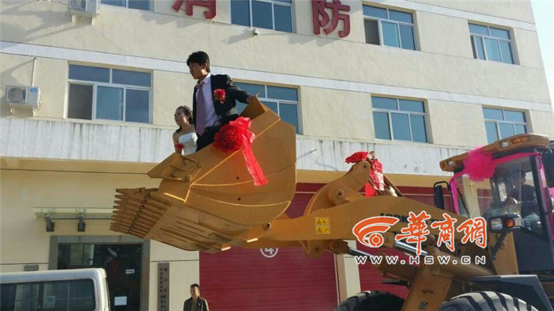 陜西小伙開8臺(tái)裝載機(jī)接新娘。