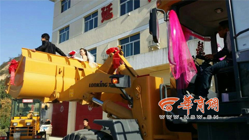 陜西小伙開8臺(tái)裝載機(jī)接新娘。
