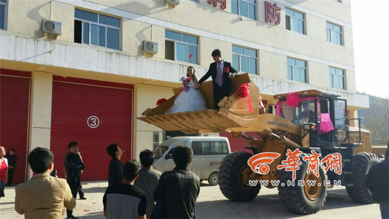 陜西小伙開8臺(tái)裝載機(jī)接新娘。