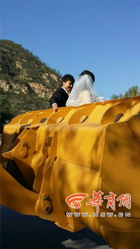 陜西小伙開8臺(tái)裝載機(jī)接新娘。