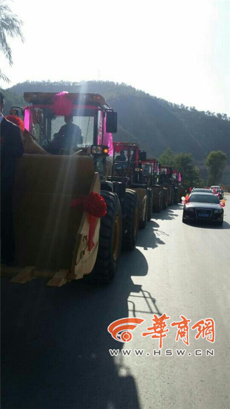 陜西小伙開8臺(tái)裝載機(jī)接新娘。