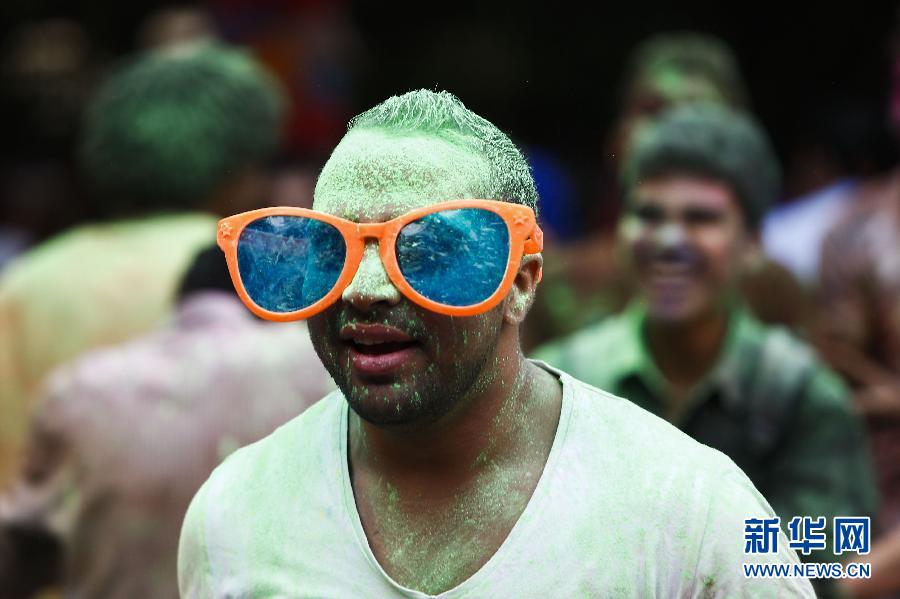 10月16日，在埃及首都開羅，一名男青年在“彩色跑”活動(dòng)中奔跑。