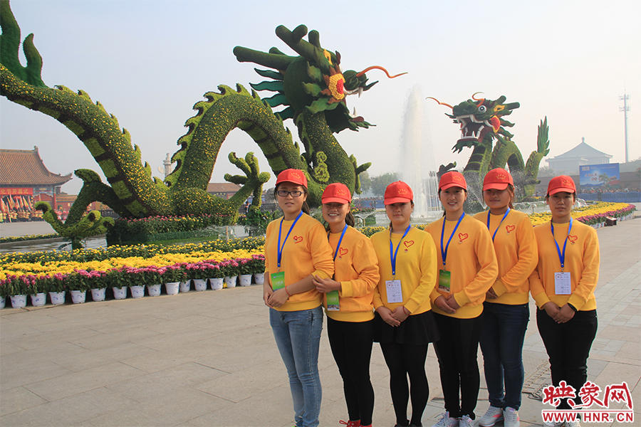 菊花文化節(jié)的志愿者們。