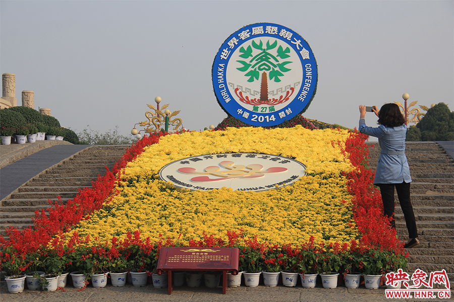 游客在拍照。