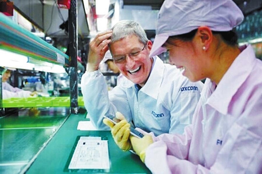 圖為蒂姆·庫(kù)克和一名女工在熱烈地交談。