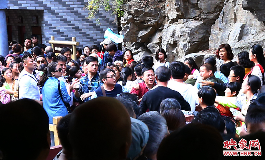 候船碼頭上，游客由于擁擠發(fā)生摩擦沖突