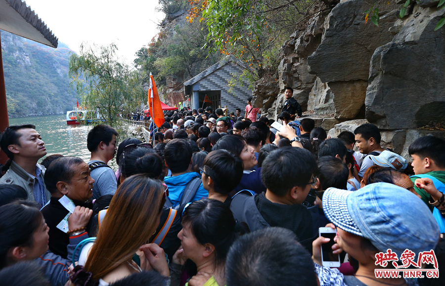 由于景區(qū)沒有良好的疏導(dǎo)和管理，讓游玩的游客被混亂的狀態(tài)破壞了好心情