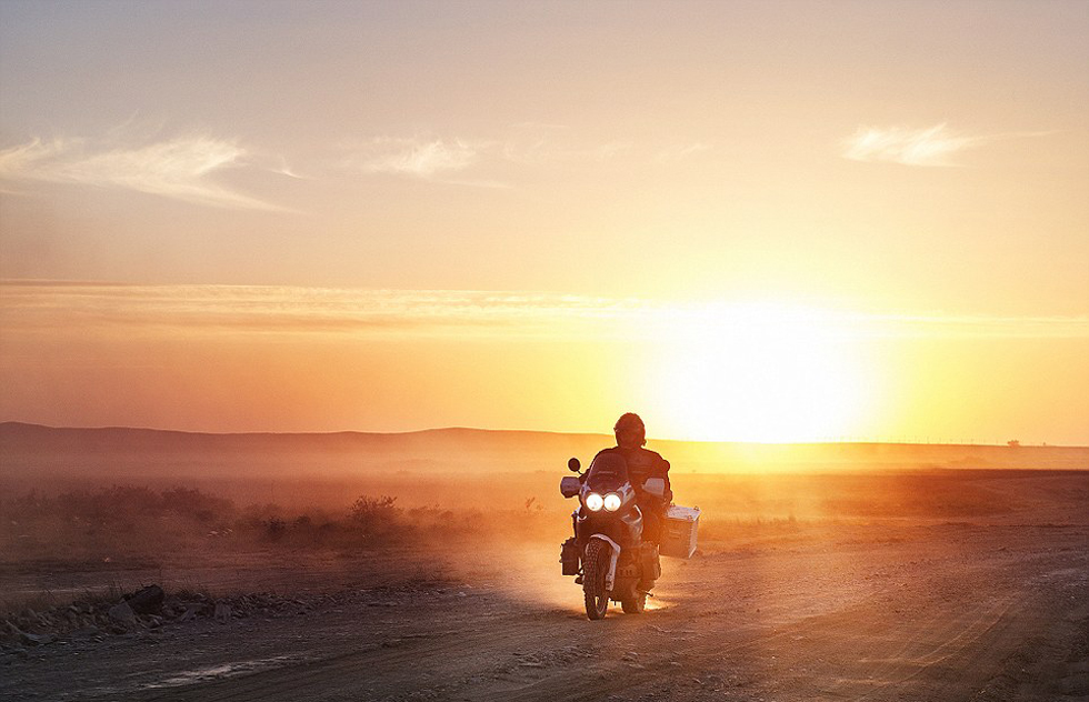 彼得·格里明科在哈薩克斯坦公路上騎行。（網(wǎng)頁截圖）