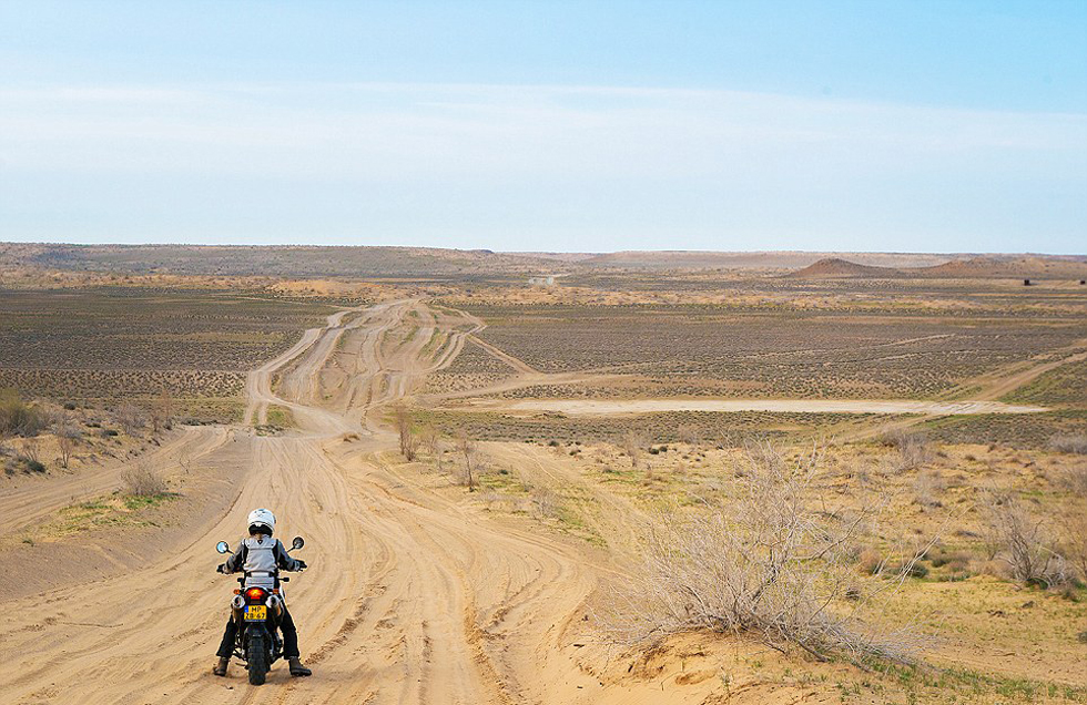 在3個月中，夫婦倆從阿姆斯特丹到達蒙古，途中經(jīng)過16個國家。