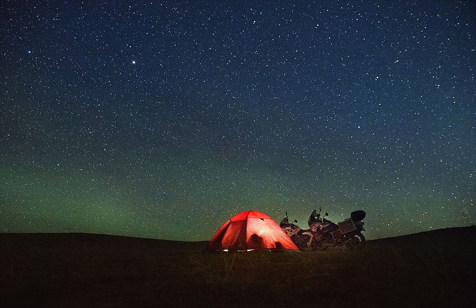 他們曾遭遇沙塵暴和嚴寒，且數(shù)天無法洗澡。