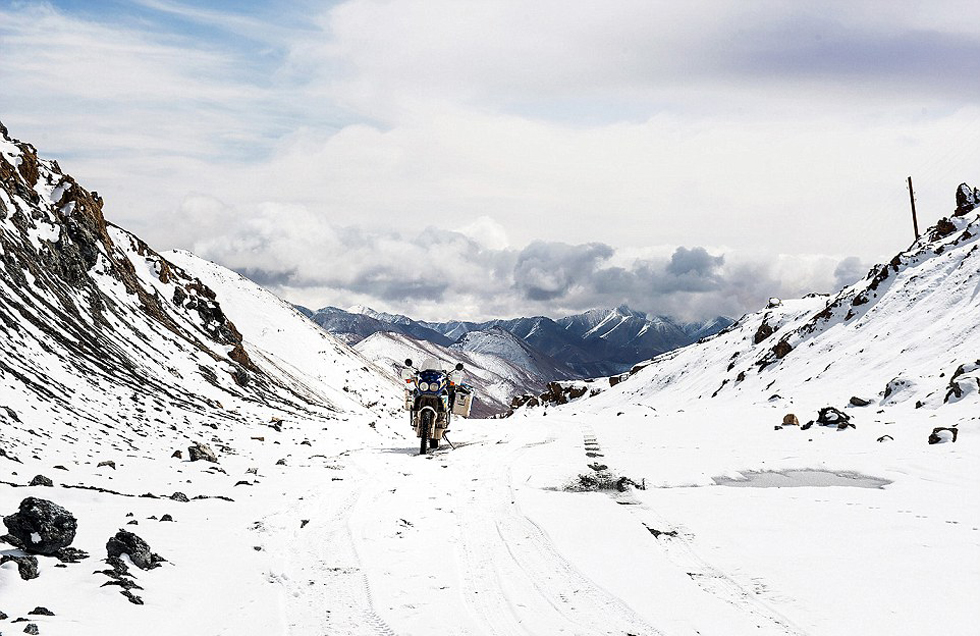 圖為塔吉克斯坦4600米高的山峰上。（網(wǎng)頁截圖）