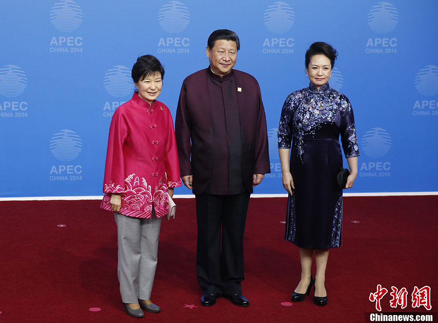 圖為習近平夫婦歡迎韓國總統(tǒng)樸槿惠。中新社發(fā) 杜洋 攝