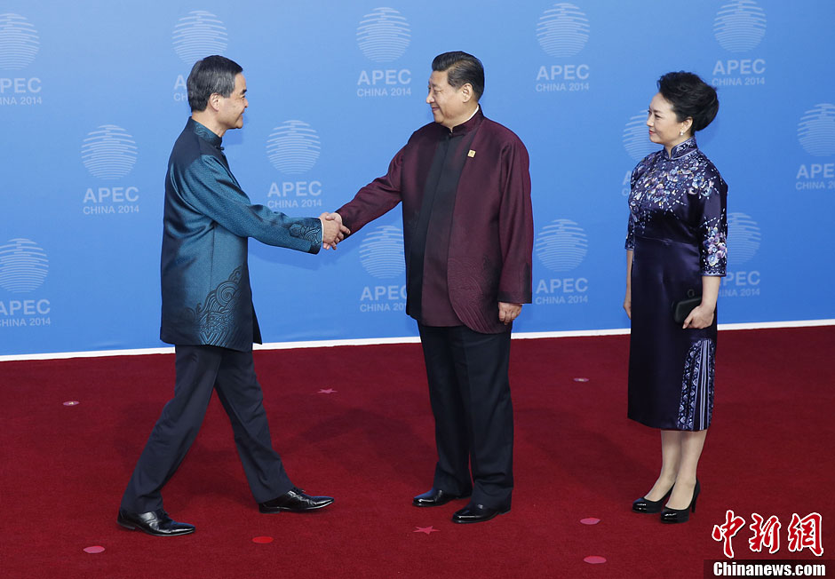 圖為習近平夫婦歡迎中國香港特別行政區(qū)行政長官梁振英。中新社發(fā) 杜洋 攝