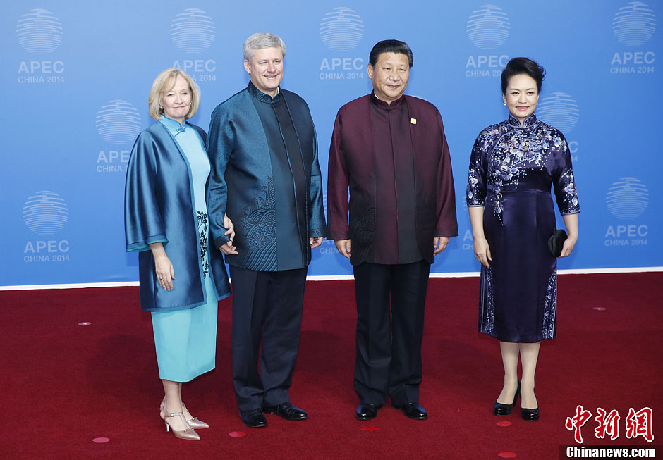 圖為習近平夫婦歡迎加拿大總理哈珀夫婦。中新社發(fā) 杜洋 攝