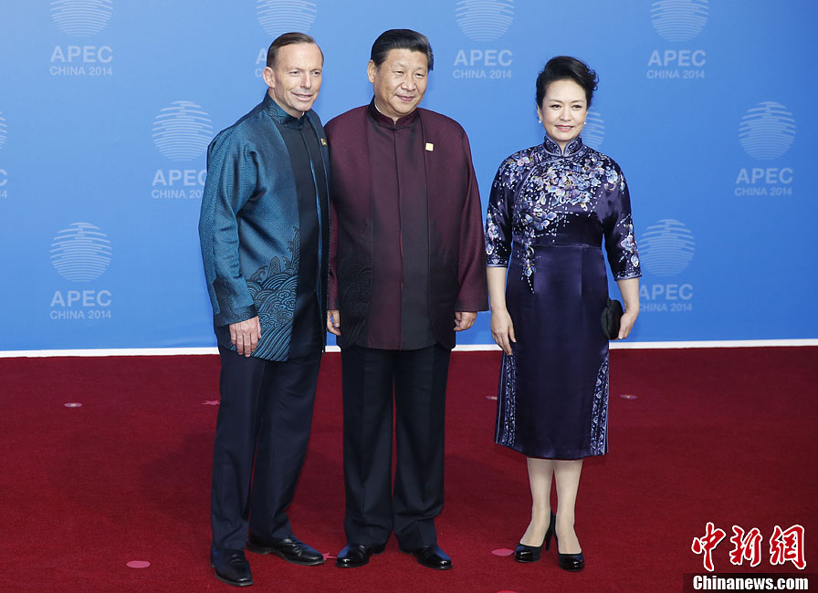 圖為習近平夫婦歡迎澳大利亞總理阿博特。中新社發(fā) 杜洋 攝