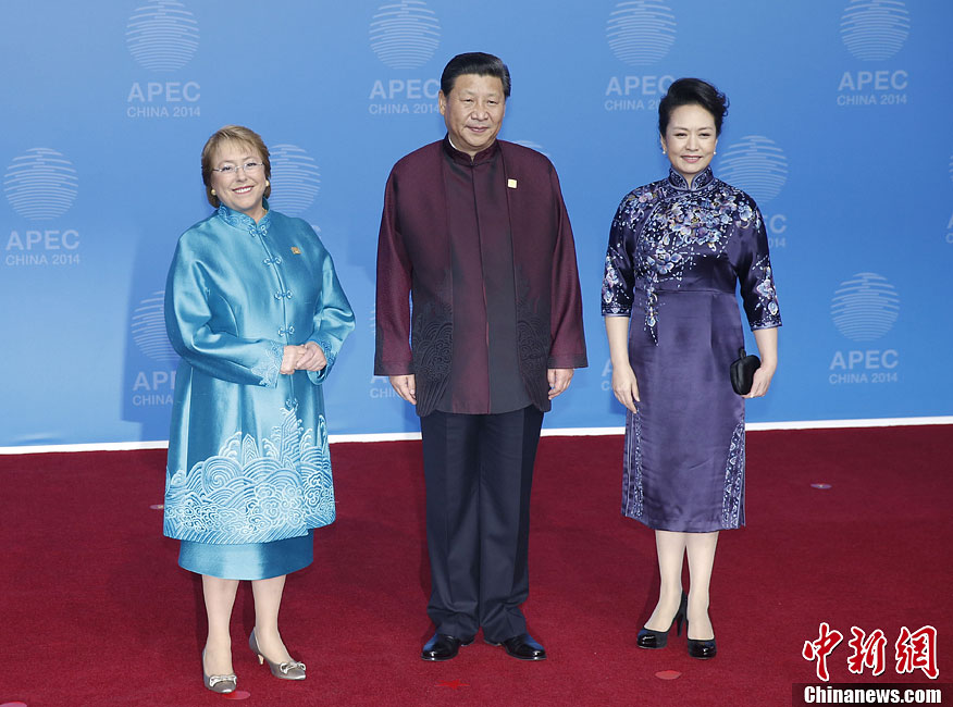 圖為習近平夫婦歡迎智利總統(tǒng)巴切萊特。中新社發(fā) 杜洋 攝